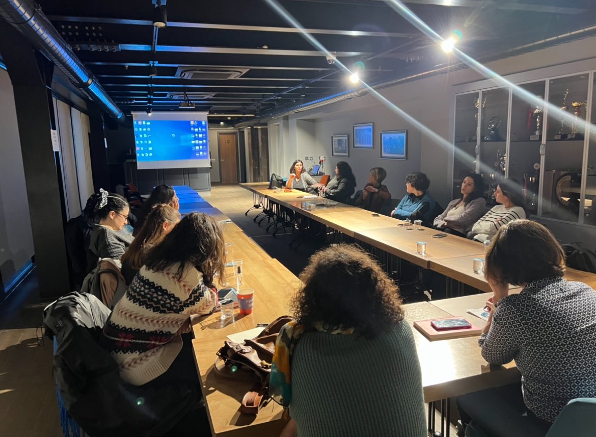 CHDistKadin's tweet photo. Bugün baro terasta gerçekleştirdiğimiz etkinlikte Av. Perihan Meşeli ile birlikte Cinsiyetçi Yargı Mitleri ve Feminist Dava Takibi üzerine konuştuk. Patriyarkaya karşı feminist mücadelemize tüm alanlarda devam edecek ve 25 Kasım saat 19.30’da Taksim Tünel’de olacağız. https://t.co/PrqXzjBlNU