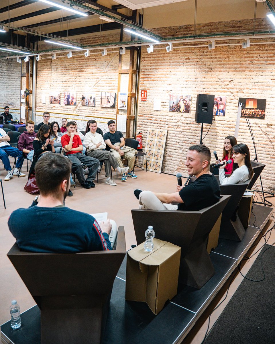 Comencem el FestiValPod amb el Pòdcast de L’Squad a la Reina 121! Parlem d’esport i l’hem passada genial! Qui inici!

Comenzamos el FestiValPod con el Pòdcast de L’Squad en la Reina 121! Hablamos de deporte y lo hemos pasado genial!