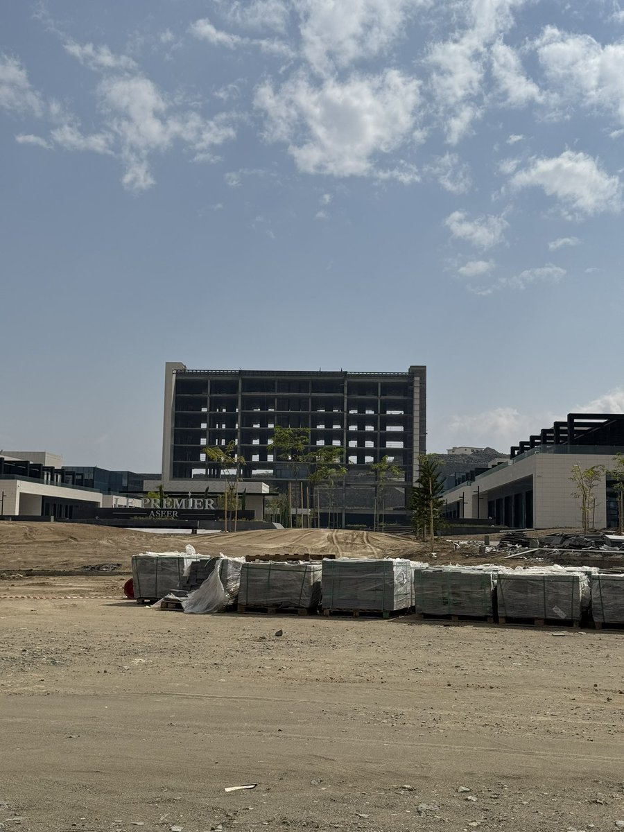 في توسع لمشهد الضيافة، أعلنت #Valor_Hospitality_Partners عن توقيع اتفاقية لإدارة فندق #حجلا الفاخر في #أبها، مما يمثل دخولها الأول في السوق السعودي 🇸🇦🏨.

أهمية الاتفاقية؟

- الاتفاقية تعزز #الضيافة_السعودية بتقديم تجربة مميزة تمزج بين الفخامة والهوية الثقافية لمنطقة #عسير ✨.

-