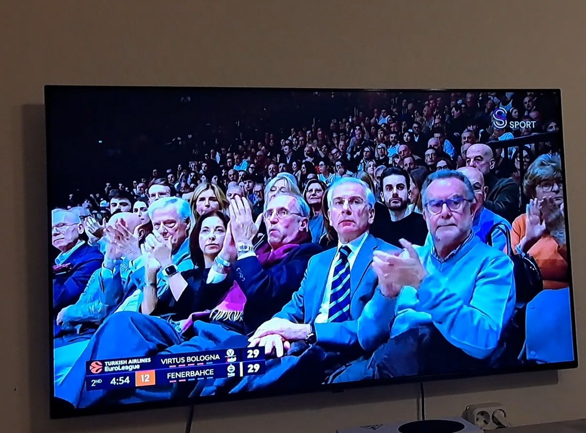 #eurolegue Žagars önce telaşlandırıyor, ayağa kalkınca Virtus taraftarı alkışlıyor. İşte medeni seyirci,sporun güzelleşmesi , ne güzel👏 #fenerbahçebeko #fenerbahçevirtus #virtusbologno