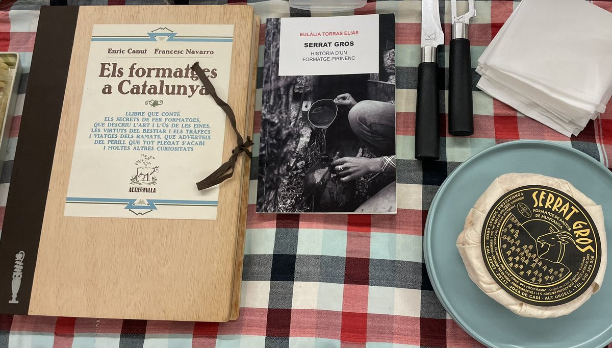 Lectura compartida del llibre de la gran Eulàlia Torras, amb tast inclòs d’un excel.lent <a href="/serratgros/">Serrat Gros</a> a la <a href="/llibreria_FandW/">Llibr_Foster&Wallace</a>, evocant persones úniques que han fet època. Entranyable.