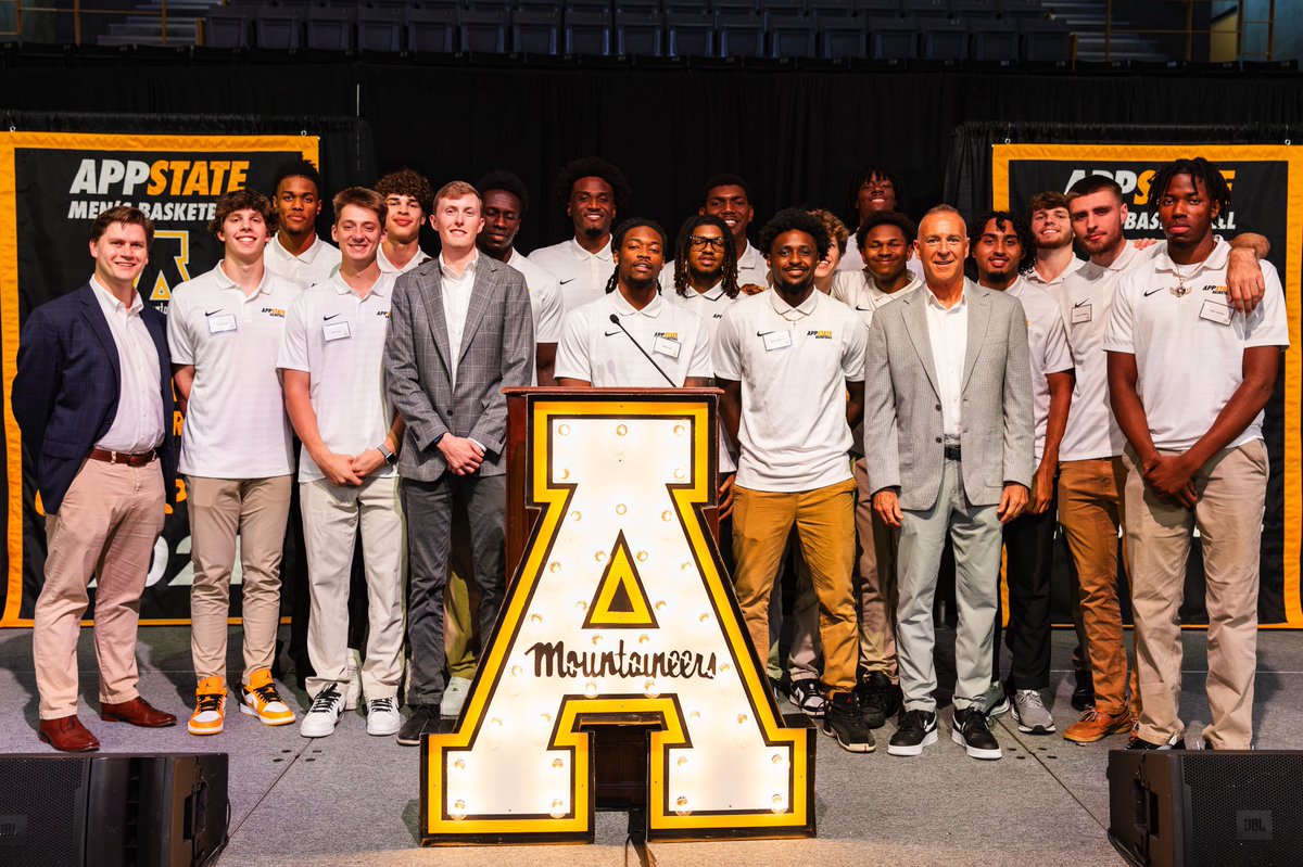 Enjoyed being with the <a href="/AppStateMBB/">App State Basketball</a> team and <a href="/CoachJimmyDykes/">Jimmy Dykes</a> the other night. #TakeTheStairs #GoApp