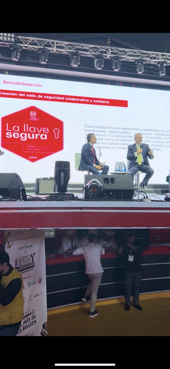 camaracomerbog's tweet photo. #Hoy | Estuvimos presentes en @theatronbogota en #ExpoBar de @Asobares con nuestro Presidente Ejecutivo, @Ovidio_Claros_ en el lanzamiento del Sello de Seguridad de la CCB. https://t.co/RJdU4rJXgn