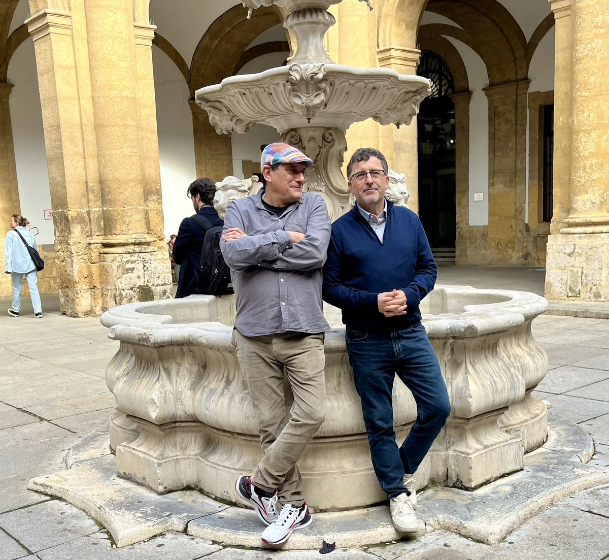 davlagunas's tweet photo. Interesantísima la sesión magistral de ayer en el Master en Antropología de la US de José Luis Anta, colega y amigo. “¿Qué es la tecnología?”. Disfrutamos y aprendimos mucho. 👏👍😀 https://t.co/LHxQRu2OmU