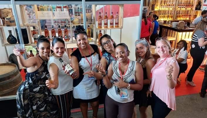 CubaRonSA's tweet photo. Salvaguardar la historia y la tradición es el compromiso de las mujeres de la industria ronera cubana🇨🇺, donde se producen marcas emblemáticas como #Cubay🥃🫶🏻.
#SiEsCubanoEsCubay   #MujerEmprendedora
#VencedorasDeImposibles👇 https://t.co/CBwvTP3Am8
