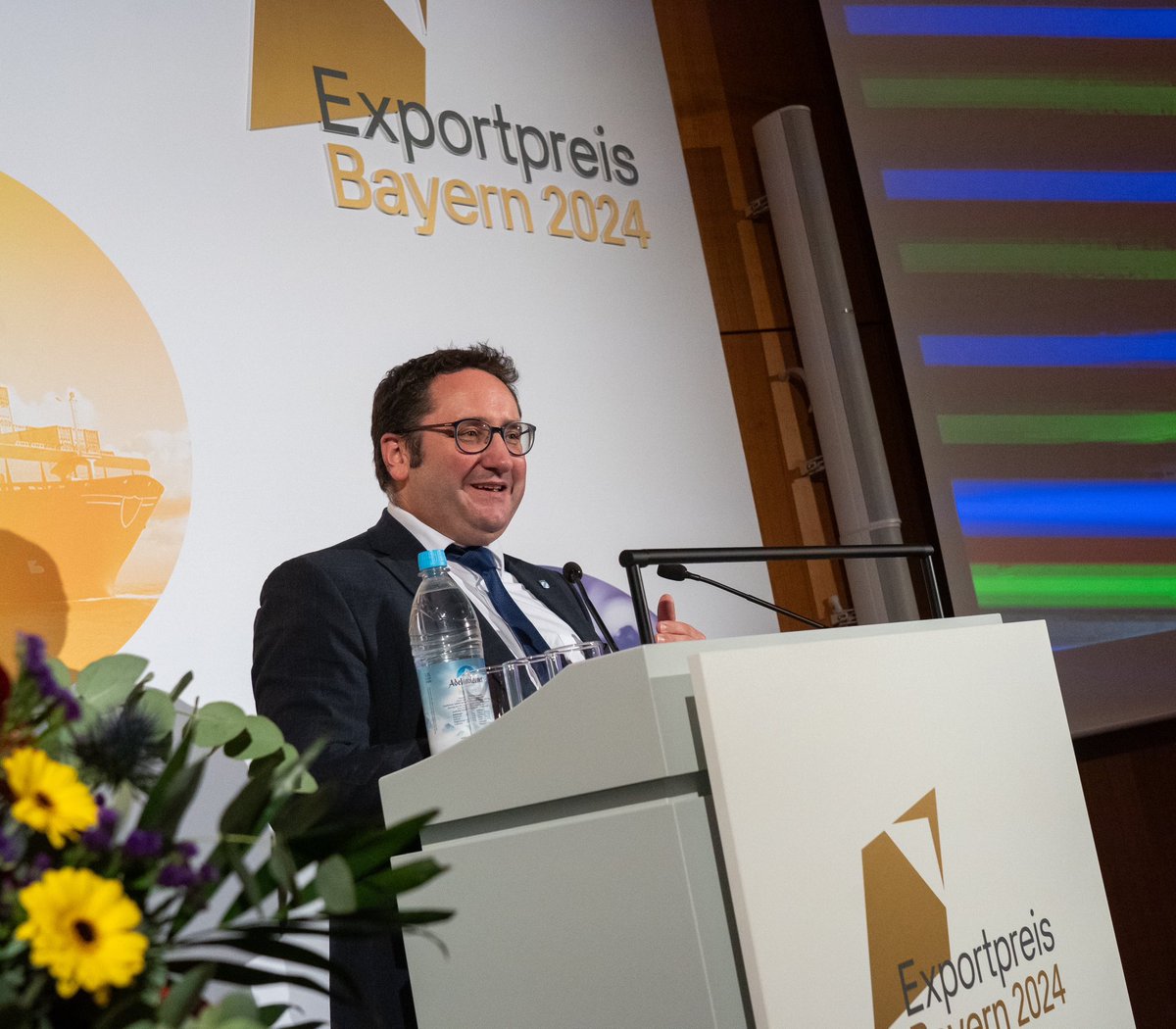 BayStMWi's tweet photo. 1/3 🎬 And the winner is …  Die Oscars lassen noch auf sich warten. In der Zwischenzeit haben wir dennoch Grund zu feiern: den #Exportpreis! 🏆
Er würdigt international erfolgreiche kleine und mittlere Unternehmen. Heute hat Staatssekretär @TobiGotthardt den Preis überreicht. https://t.co/GBNcASugpr