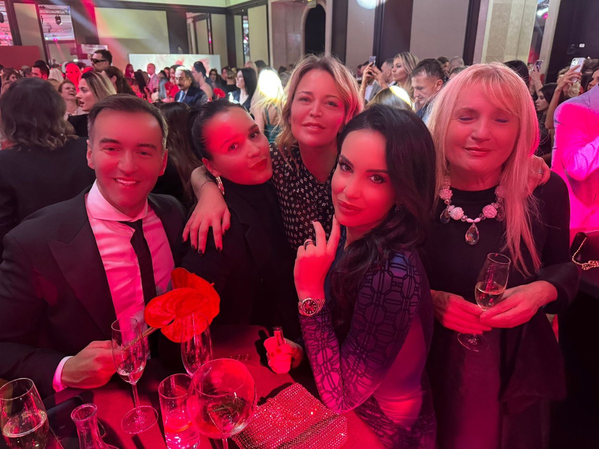 LjubicaNjegomir's tweet photo. Op hop #helloparty https://t.co/WqI8vfd2DU