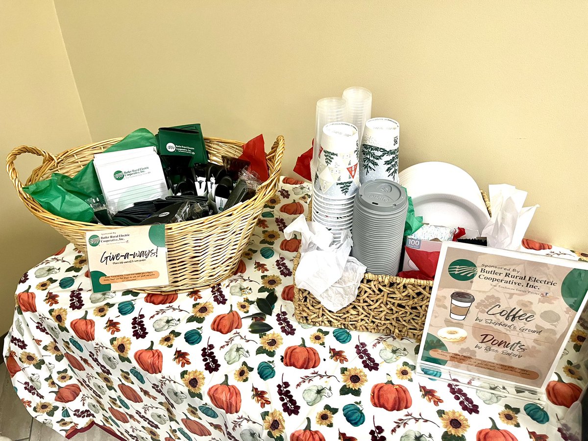 brossart_amy's tweet photo. Ross HS Staff got a special treat today thanks to Andy and Alyssa from Butler Rural Electric, Ross Bakery and Shepherd’s Ground. Thank you so much for bringing some sunshine to our day! ☀️ ☕️ 🍩 🙌 ❤️

#foodforthewin 
#happyteachers 
#thankful 
@RossRams1 
@Ross_Local https://t.co/jSrhJo3UFN