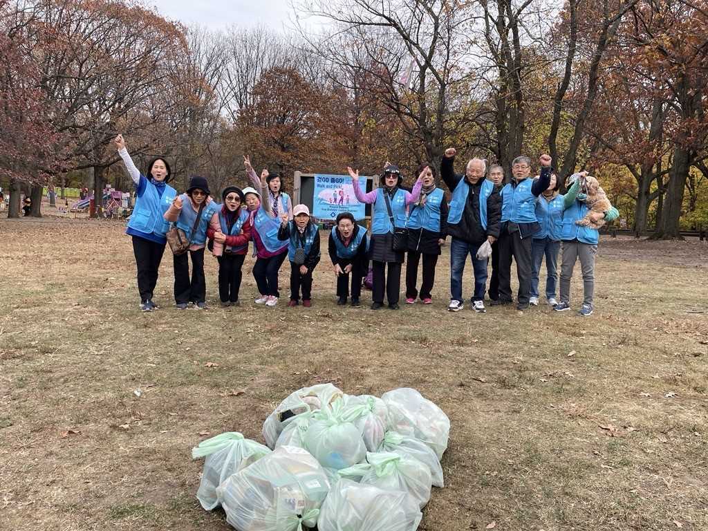 kcsnewyork's tweet image. Chill or warm, keep walking and picking garbage at the Ally Pond Park!
Lots of caring, laughing, chatting moments during this movement! #nyc #nyccleanup #nycparks #allypondpark