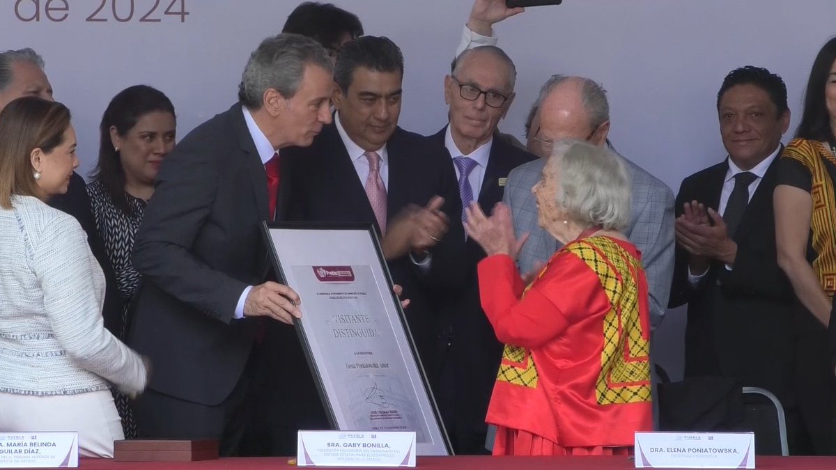 Canal13Puebla's tweet photo. #Noti13DeLaTarde 👏🏻 "Gracias Elenita, por estar aquí, por estar en #Puebla".

🎖️ El Gobernador del Estado, @SergioSalomonC otorgó la medalla “Carmen Serdán” a la escritora Elena Poniatowska.

@SaraiMcillaAgui 
➡️https://t.co/mfpO8Aggcu https://t.co/JCHYiHHlsl