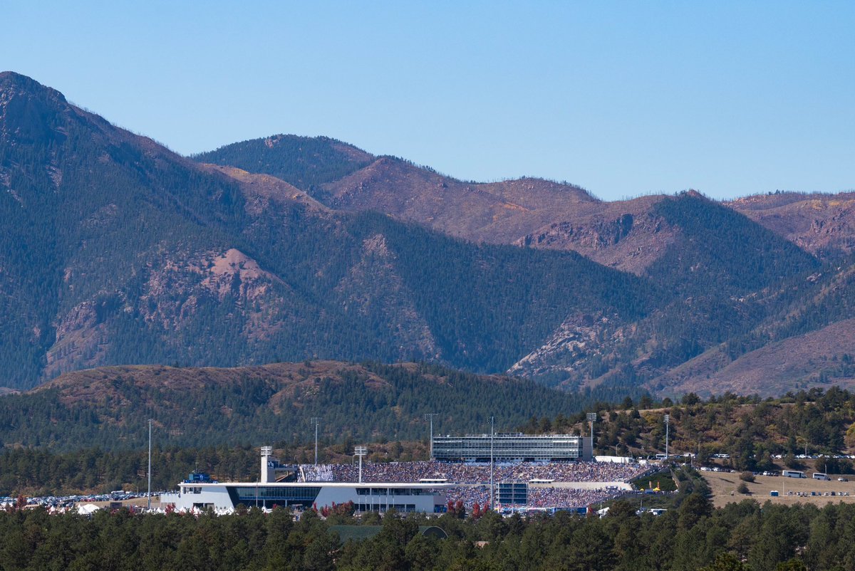 We love a stadium with a view 🤩⛰️