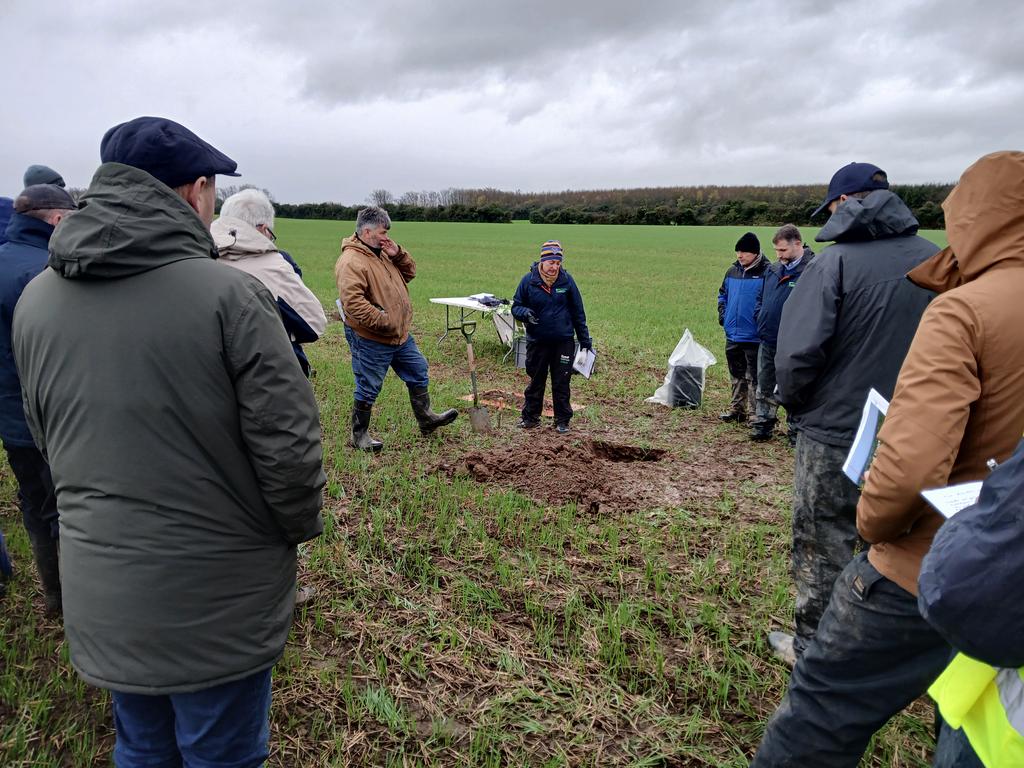 Geraghty_Notill's tweet image. Very good Teagasc Signpost day yesterday with @TomTierney18 Excellent crops, healthy soils under no-till system. Excellent briefings - soils, carbon, hedgerows, waterEIP from @TeagascCrops @TeagascEnviron @TeagascACP 👍