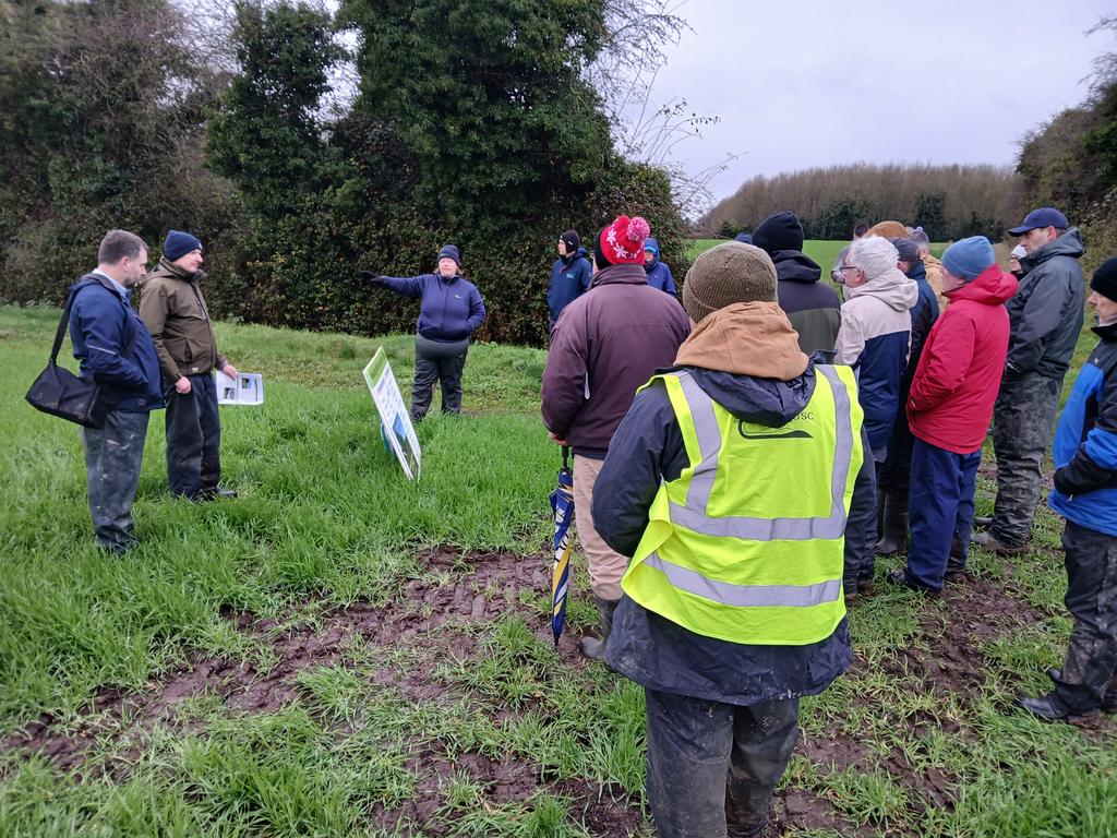 Geraghty_Notill's tweet image. Very good Teagasc Signpost day yesterday with @TomTierney18 Excellent crops, healthy soils under no-till system. Excellent briefings - soils, carbon, hedgerows, waterEIP from @TeagascCrops @TeagascEnviron @TeagascACP 👍