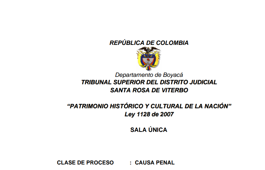 JurisprudenCol's tweet photo. Absuelven a un padre que golpeó a sus hijos con una correa por el hecho de no cumplir con tareas domésticas asignadas: 

Violencia intrafamiliar en el ámbito de la corrección de padres hacia hijos.

El incidente se desarrolló en un contexto de tensión familiar. Salamanca Figueredo golpeó a sus hijos con una correa, lo que dejó leves marcas en una de las menores y no causó lesiones físicas visibles en el otro. Las víctimas declararon que este comportamiento no era común en su padre y fue una respuesta excepcional a la desobediencia. Las evaluaciones médicas realizadas posteriormente confirmaron que las lesiones no implicaron secuelas graves.

El proceso se llevó a cabo bajo el procedimiento penal especial abreviado. En primera instancia, el Juzgado Promiscuo Municipal de Aquitania condenó a Salamanca Figueredo a seis años de prisión, argumentando que los hechos constituían violencia intrafamiliar agravada, conforme al artículo 229 del Código Penal. Se negó cualquier subrogado penal o beneficio de prisión domiciliaria.
El tribunal de primera instancia valoró testimonios y pruebas, destacando que el derecho de corrección de los padres, reconocido en el derecho civil, no puede amparar actos que vulneren la integridad física o psicológica de los hijos. Este argumento se apoyó en precedentes de la Corte Suprema de Justicia, que limitan el alcance del derecho de corrección dentro de un marco de racionalidad y respeto por los derechos fundamentales de los menores.

Lo referido lleva a excluir, sin duda, cualquier justificación en punto de la autoridad y corrección que ejerce el padre sobre los menores, pues mal haría esta Judicatura en avalar el maltrato físico de un niño como medio de corrección, sin atender el valor intrínseco de Dignidad Humana. Ahora, es igualmente evidente que esa agresión se produjo en el contexto familiar, pues se trata de padres e hijos, quienes, además residen en la misma vivienda, por lo que no se requiere mayor análisis sobre este aspecto particular. El hecho de encontrarse acreditado el verbo rector, no implica per se, que el delito se encuentre materializado, y en este caso, en lo que si se advierten claras inconsistencias es en la conclusión inherente a la afectación de la familia como bien jurídico a proteger, pues el hecho aducido no representó para las víctimas y los involucrados una afectación relevante a los intereses propios de la familia que conforman, como se pasa a explicar:

Señalase, como primera medida, que a pesar de que algunos de los testigos traídos al proceso hicieron referencia a posibles actitudes agresivas del señor HÉCTOR ANDRÉS, en esencia, se acusó la comisión de una conducta punible de único comportamiento, a saber, los hechos acaecidos el 23 de mayo de 2022, sin antecedentes previos relevantes de los que existiera registro judicial o administrativo. Situación ratificada por las menores víctimas, al momento de rendir su declaración, quienes indicaron que nunca habían recibido un castigo de esas características, pues su padre nunca había sido así de agresivo. Es entonces, en punto de lo acaecido el 23 de mayo de 2022, que deberá establecerse la existencia de lesión al bien jurídico y la consecuente necesidad de reproche punitivo.

Frente a los dos primeros factores aducidos, las características de las personas involucradas y la vulnerabilidad de la víctima, no cabe duda de que las condiciones particulares de los menores se ajustan a la afectación material del bien jurídico, pues además de que es evidente que hacen parte del mismo núcleo familiar (su vínculo es padre-hijos-) su sola minoría de edad los hace vulnerables a las agresiones de sus mayores que ejercen autoridad sobre ellos. Frente a la naturaleza y relevancia del acto, como se refirió al inicio de la providencia, consistió en golpes contundentes que, si bien son considerables, no generaron consecuencia alguna en los menores, al punto tal que uno de ellos ni siquiera presentó secuelas físicas de la agresión y la otra apenas derivó en un día de incapacidad, conforme a la verificación médica realizada el día inmediatamente siguiente. En el mismo sentido, el contexto en el que se dice ocurrió el castigo, según el relato de las víctimas, fue producto de una discusión familiar tensionante, en la que se reclamó a los menores por la omisión en sus actividades del hogar. 

En el escenario que se ha descrito, aunque reprochables desde el desconocimiento de la correcta dirección de un hogar, no encuentra la Sala que en este asunto se haya lesionado el bien jurídico de la familia, capaz de materializar el injusto de violencia intrafamiliar imputado. Si ello es así, la carencia de reproche impide concretar la responsabilidad endilgada y hace necesaria la revocatoria de la sentencia de primera instancia. Además de lo anterior, es imperioso referir, que en el contexto de agresión única y la derivación de la desobediencia de los menores hacen perfectamente viable considerar que el señor HÉCTOR ANDRÉS actuó bajo la errada convicción de que el derecho de corrección lo autorizaba a reaccionar de la forma en que lo hizo, y entonces, incluso podría hablarse de atipicidad, en los términos del numeral 10 del artículo 32 del C.P. o de un error de tipo invencible. 

El Tribunal Superior revocó la condena, absolviendo a Salamanca Figueredo de los cargos de violencia intrafamiliar. En su análisis, la Sala determinó que, si bien la agresión física fue probada, esta no alcanzó un nivel de lesividad suficiente para afectar significativamente el bien jurídico protegido: la familia. Además, consideró que los actos del acusado estuvieron motivados por un entendimiento erróneo del derecho de corrección, lo que podría encuadrar en un error invencible de tipo penal.

Portal de actualización Jurisprudencial. Solicita tu suscripción aquí 👉 https://t.co/LAQoZz9KKg