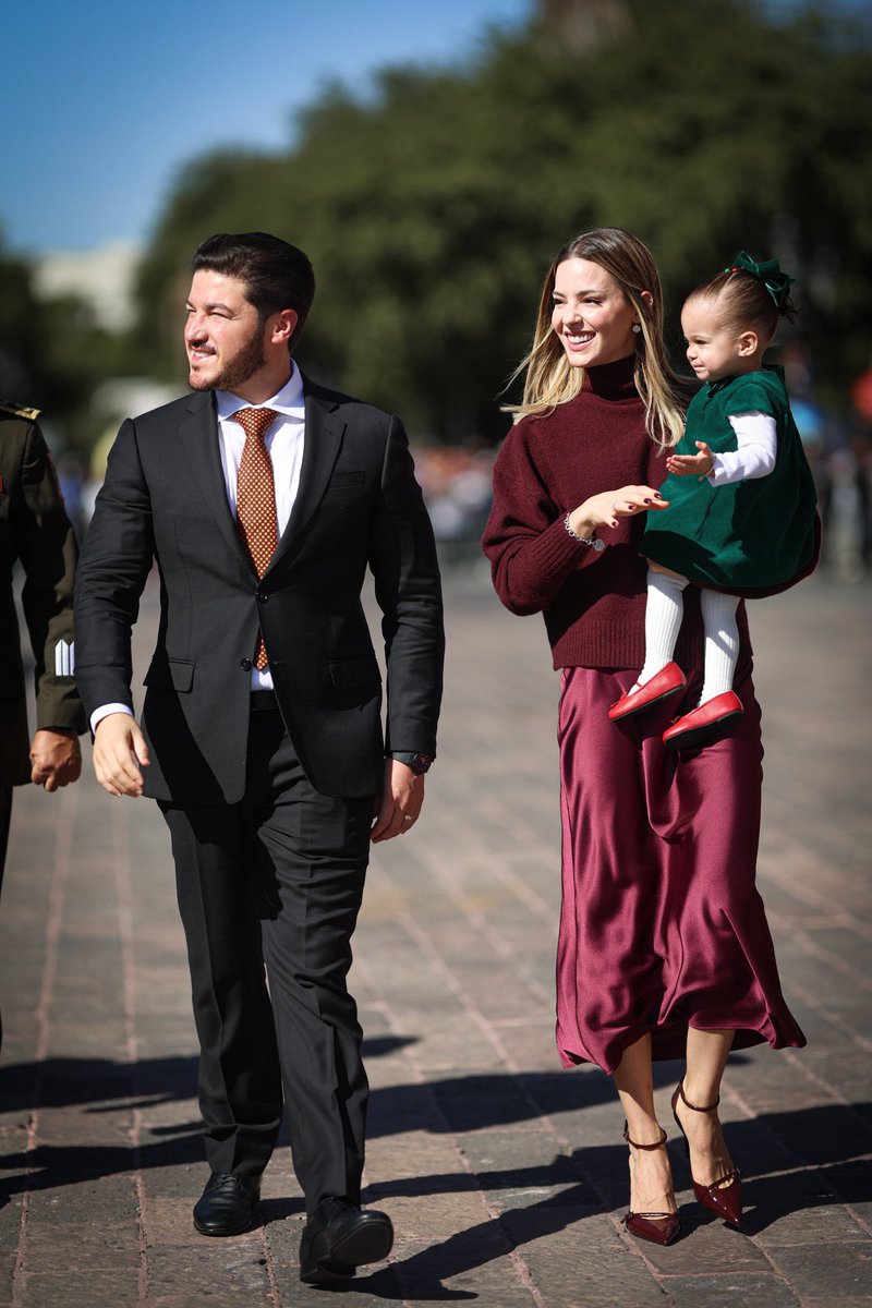 Este par de huercos desgraciados con sus outfit nos están dando un mensaje claro a los Neoleoneses. Tenemos que tomar cartas en el asunto a la brevedad. Vean los colores tanto del vestido de Mariana como la corbata de Samuel, pasó de naranja a guindita. Van a tratar de entregar
