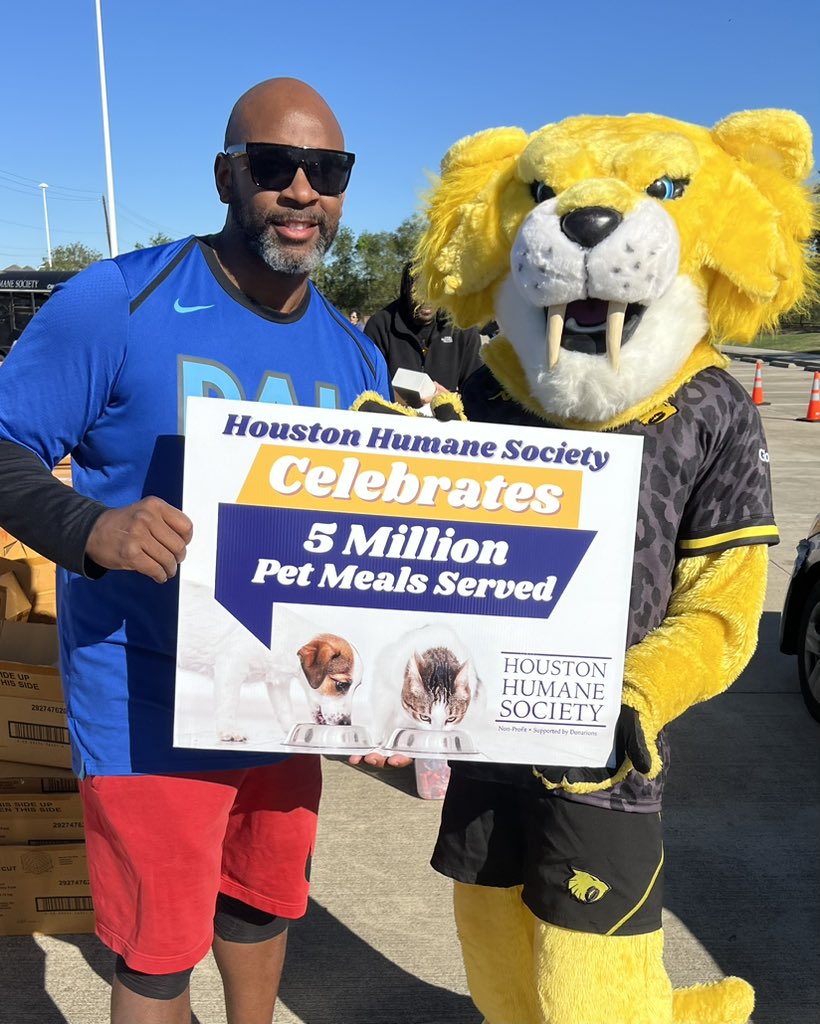 HOUSaberCats's tweet image. This morning Scratch &amp;amp; Emmanuel joined our friends at the @HoustonHumane to support their incredible Pet Pantry program! Together, they delivered 16,000 pet meals &amp;amp; vital supplies like litter, toys, flea meds, &amp;amp; litter boxes to over 175 households in need! 😻#CatsInTheCommunity