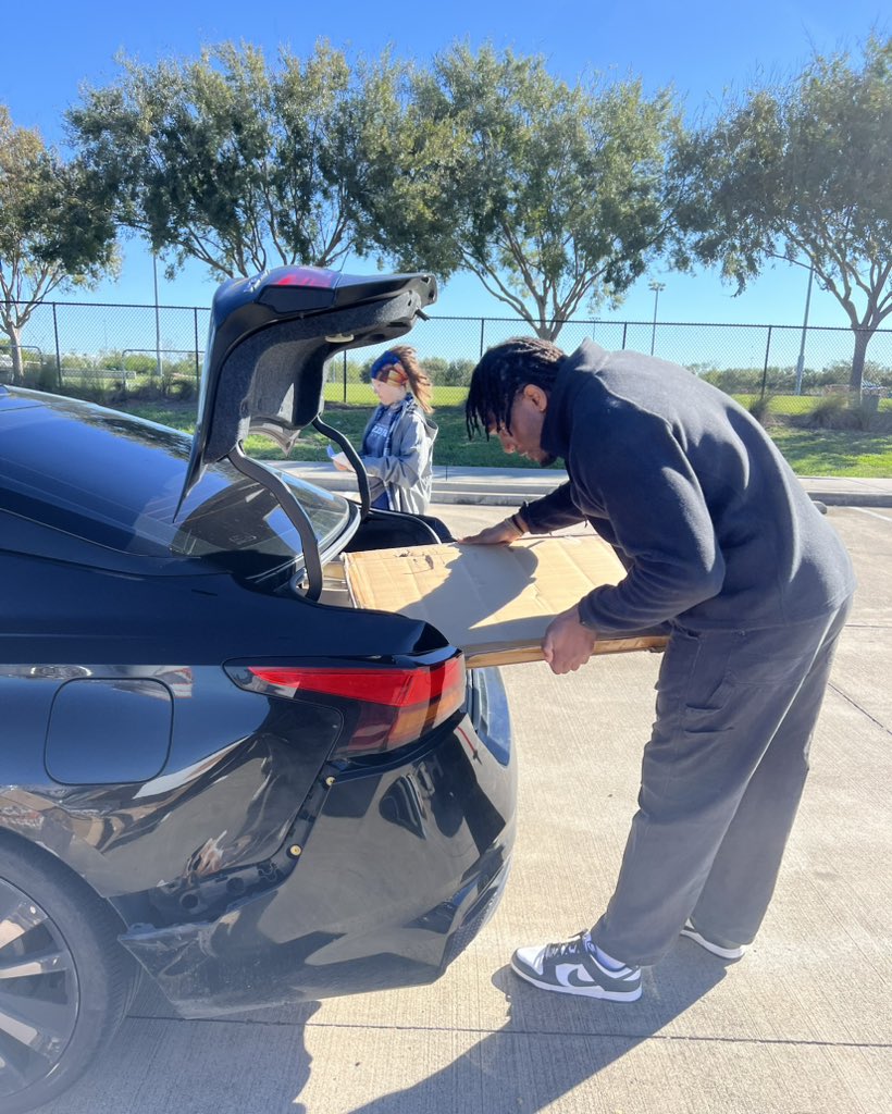 HOUSaberCats's tweet image. This morning Scratch &amp;amp; Emmanuel joined our friends at the @HoustonHumane to support their incredible Pet Pantry program! Together, they delivered 16,000 pet meals &amp;amp; vital supplies like litter, toys, flea meds, &amp;amp; litter boxes to over 175 households in need! 😻#CatsInTheCommunity