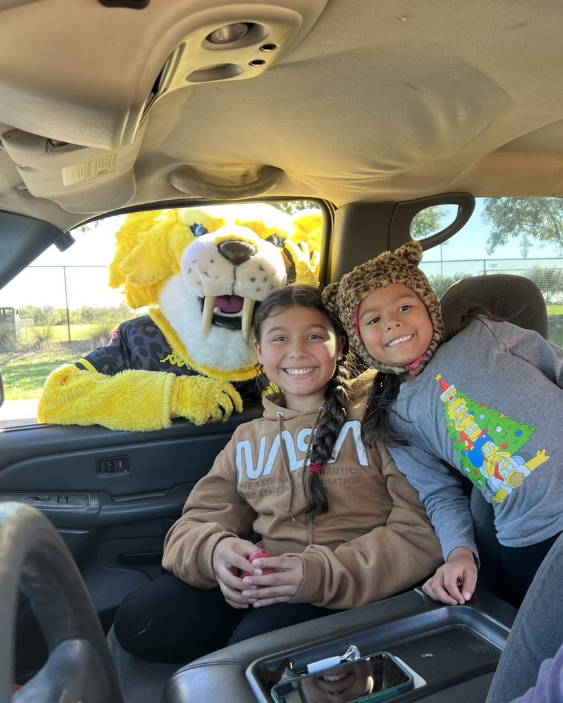 HOUSaberCats's tweet image. This morning Scratch &amp;amp; Emmanuel joined our friends at the @HoustonHumane to support their incredible Pet Pantry program! Together, they delivered 16,000 pet meals &amp;amp; vital supplies like litter, toys, flea meds, &amp;amp; litter boxes to over 175 households in need! 😻#CatsInTheCommunity