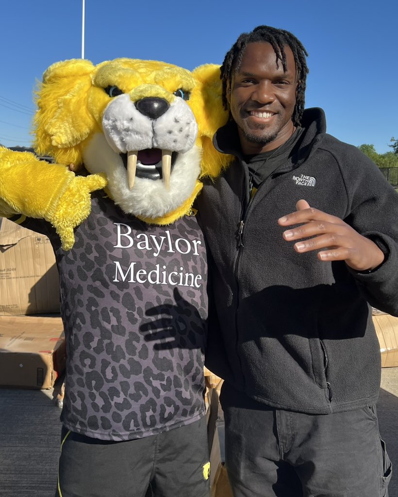 HOUSaberCats's tweet image. This morning Scratch &amp;amp; Emmanuel joined our friends at the @HoustonHumane to support their incredible Pet Pantry program! Together, they delivered 16,000 pet meals &amp;amp; vital supplies like litter, toys, flea meds, &amp;amp; litter boxes to over 175 households in need! 😻#CatsInTheCommunity