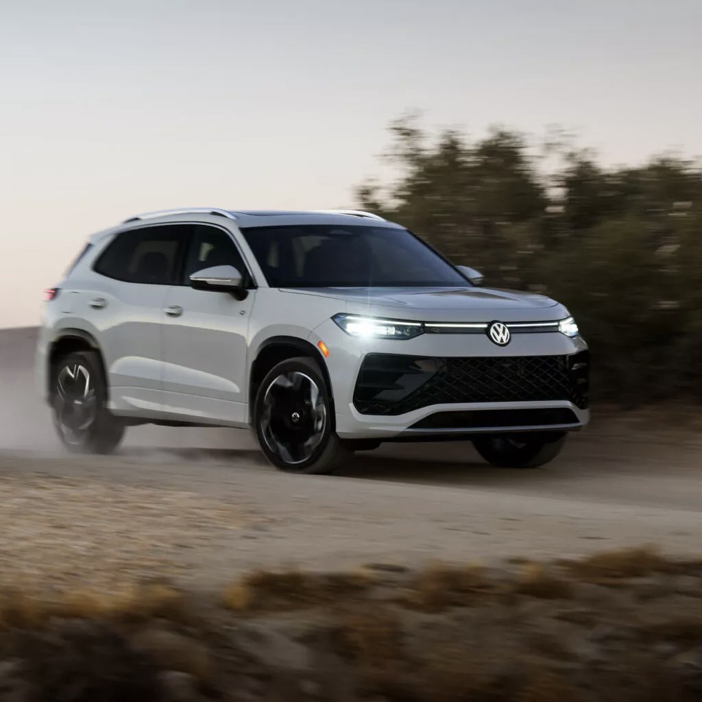 Lonso0's tweet photo. 🤩 Nuevo Volkswagen Tiguan es oficial y si, es básicamente el Tayron europeo.

En el salón de Los Ángeles se acaba de presentar, utiliza la plataforma MQB Evo y podrá venir con motor 4 cilindros 2.0 litros de 201 caballos de potencia.

Aún no se saben más detalles pero debería llegar al mercado en los primeros meses del 2025.

¿Qué piensas de esta camioneta de VW?