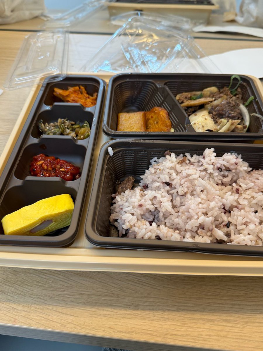 🥟- 🌱 
[211124] 10:35-10:36 AM KST

Do you take any nutritional supplements???

Should I slowly start to take some nutritional supplements too..

*picture // food