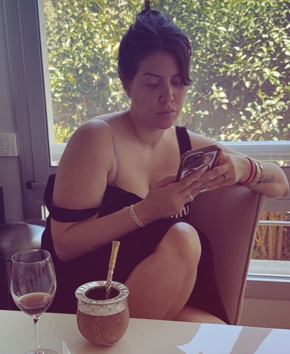 sabes que la joda estuvo buena cuando al día siguiente tu amiga está así en tu casa