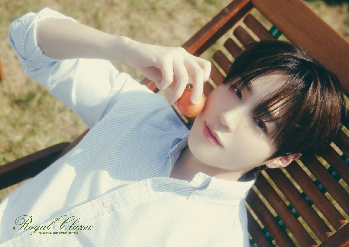 BPM_HSW's tweet photo. 하성운 (HA SUNG WOON)
2025 SEASON'S GREETINGS
[ROYAL CLASSIC]

Concept Photo 

Pre-Order
2024.11.20. (WED) 2PM ~
2024.12.03. (TUE) 11:59PM

#하성운 #HASUNGWOON 
#ROYAL_CLASSIC https://t.co/stlLiOiJ30