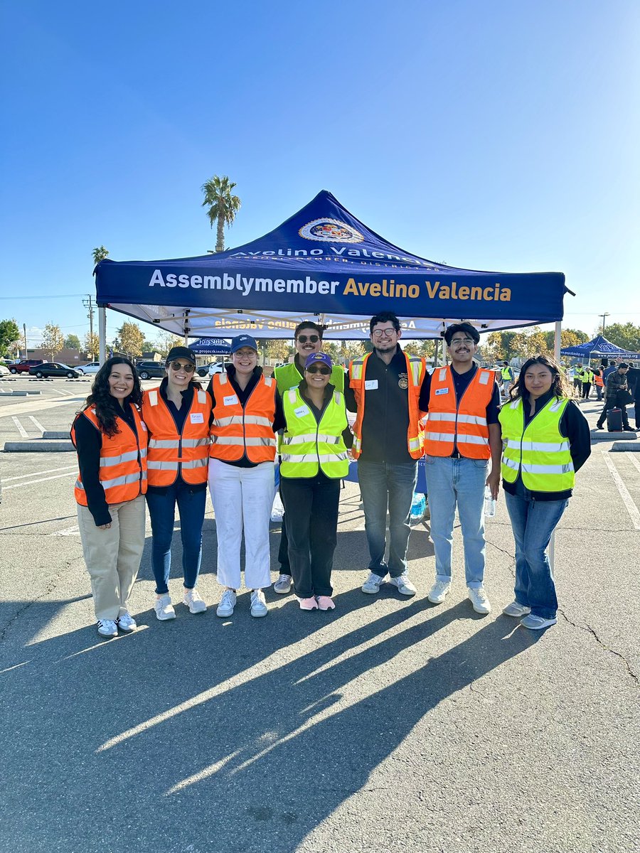 AsmValencia's tweet photo. 🦃 #TeamValencia partnered up with Project Kinship, Santa Ana College, and so many other amazing groups to give back to the community. We distributed 500 turkeys and hundreds of boxes of fresh veggies, diapers, and even a few TVs. Looking forward to next year. Happy Holidays! https://t.co/sP0NdQdQQI