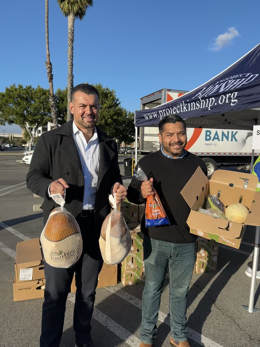 AsmValencia's tweet photo. 🦃 #TeamValencia partnered up with Project Kinship, Santa Ana College, and so many other amazing groups to give back to the community. We distributed 500 turkeys and hundreds of boxes of fresh veggies, diapers, and even a few TVs. Looking forward to next year. Happy Holidays! https://t.co/sP0NdQdQQI