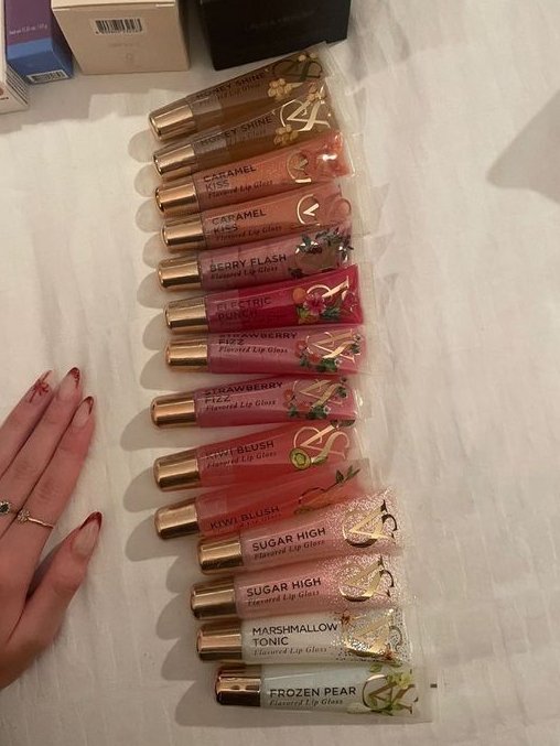 effeminato's tweet photo. ur  bf  is  helpin  u  decide  which  lip  balm  from  ur  collection  is  the  best  by  tastin  all  of  them  ໒꒰ྀི´ ˘ ` ꒱ྀིა  ♡♡ https://t.co/GCy1KtwYH1
