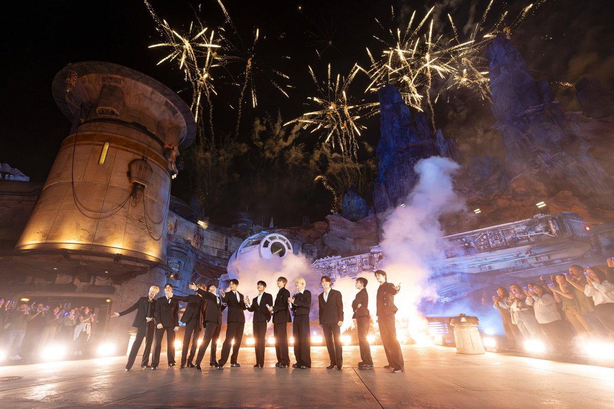 pledis_17's tweet photo. [NEWS] Don't miss SEVENTEEN's performance on 'The Wonderful World of Disney: Holiday Spectacular' this December 1, on ABC! https://t.co/07Ohb2M7ZO