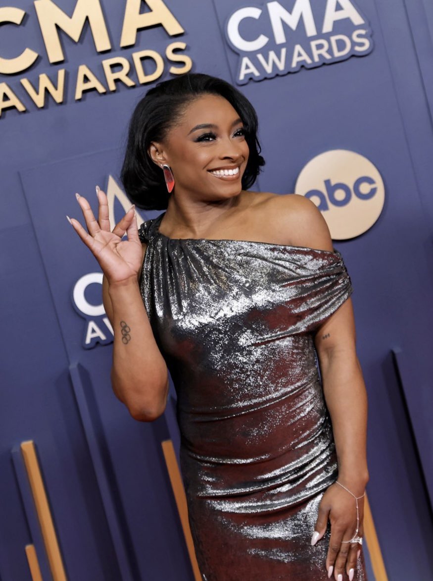 gone country 🤠

Simone is shining bright at the Country Music Awards!