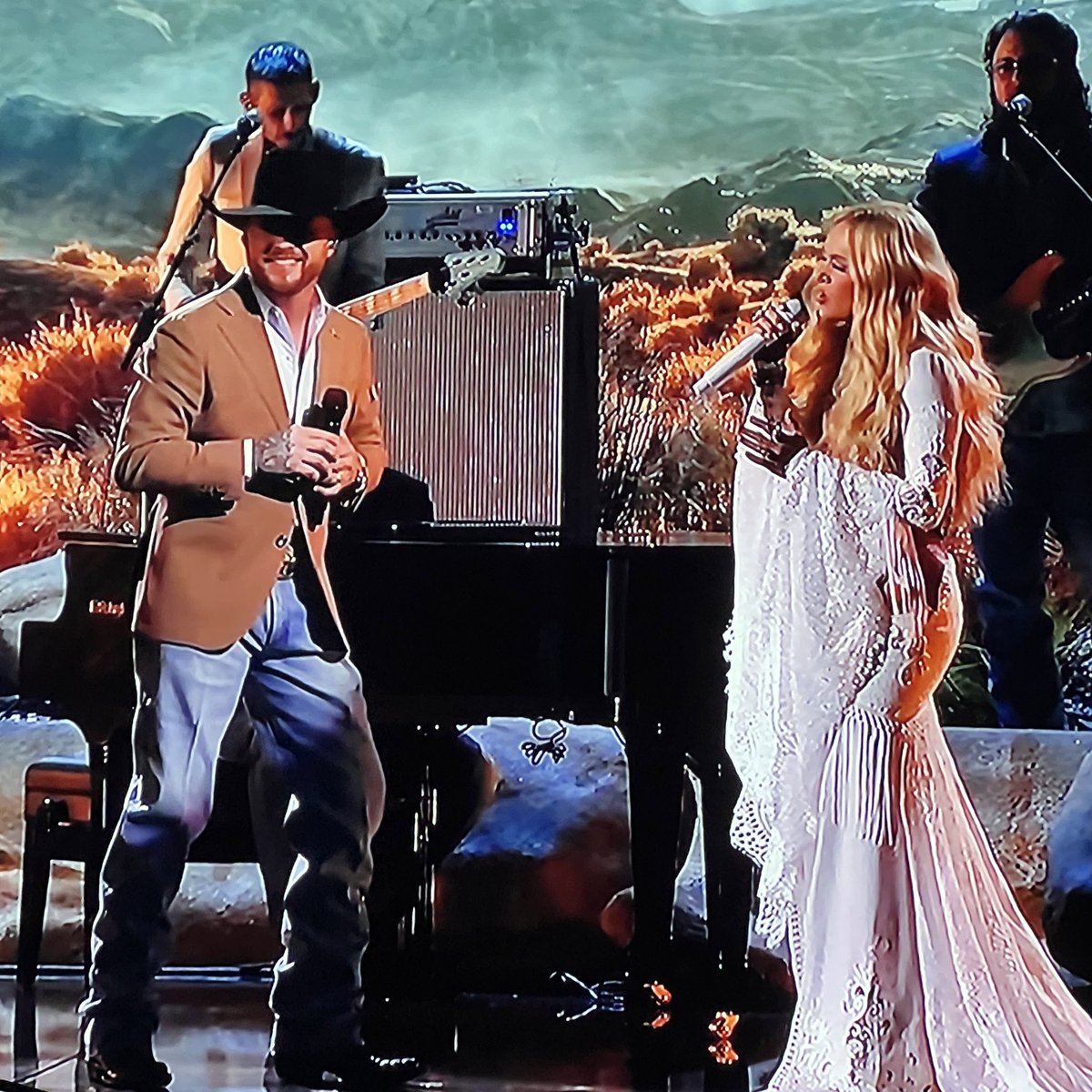 TheCountryWire's tweet photo. Cody Johnson just brought out Carrie Underwood at the #CMAawards 🔥 https://t.co/iBfQqCmyGT