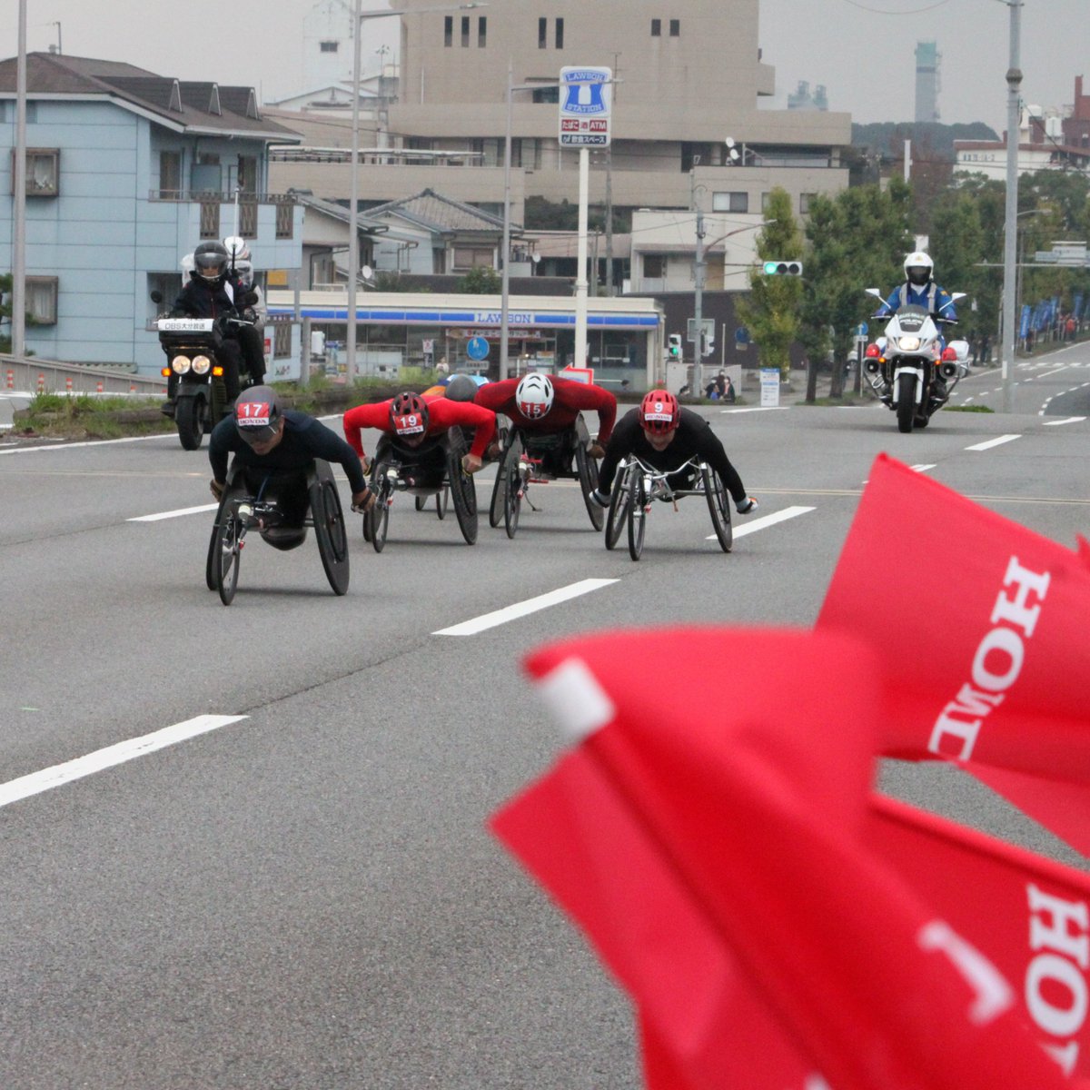 hondasun_1981's tweet photo. 先日行われた大分国際車いすマラソンの模様を従業員が撮影した写真っちゃ📸
コース内最大傾斜っち言われちょん弁天大橋で繰り広げられるライバルや自分との闘いの一瞬を切り取っちょんよ
ホンダ太陽からもたくさんの従業員が駆けつけちょって、出場しちょん選手たちを応援しながら大会の雰囲気を楽しんじょったよ～
#ホンダ太陽 #大分県 #日出町 #障がい者雇用 #車いすマラソン #大分国際車いすマラソン #Honda #大分弁