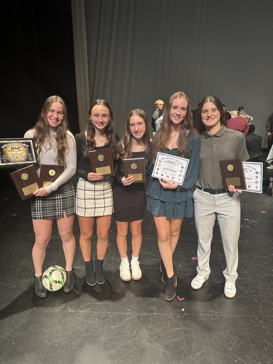 MethuenSoccer's tweet image. Tonight we celebrated all fall sports teams and our end of season award winners
MVP: Courtnee Pickles
MIP: Caroline Czachor
Coach’s Award: Bella Medeiros
1st Team MVC: Kiera, Kate, Courtnee
2nd Team MVC: Bella
EMass 1st Team: Kiera, Courtnee
Congrats to all fall athletes💙🩵
