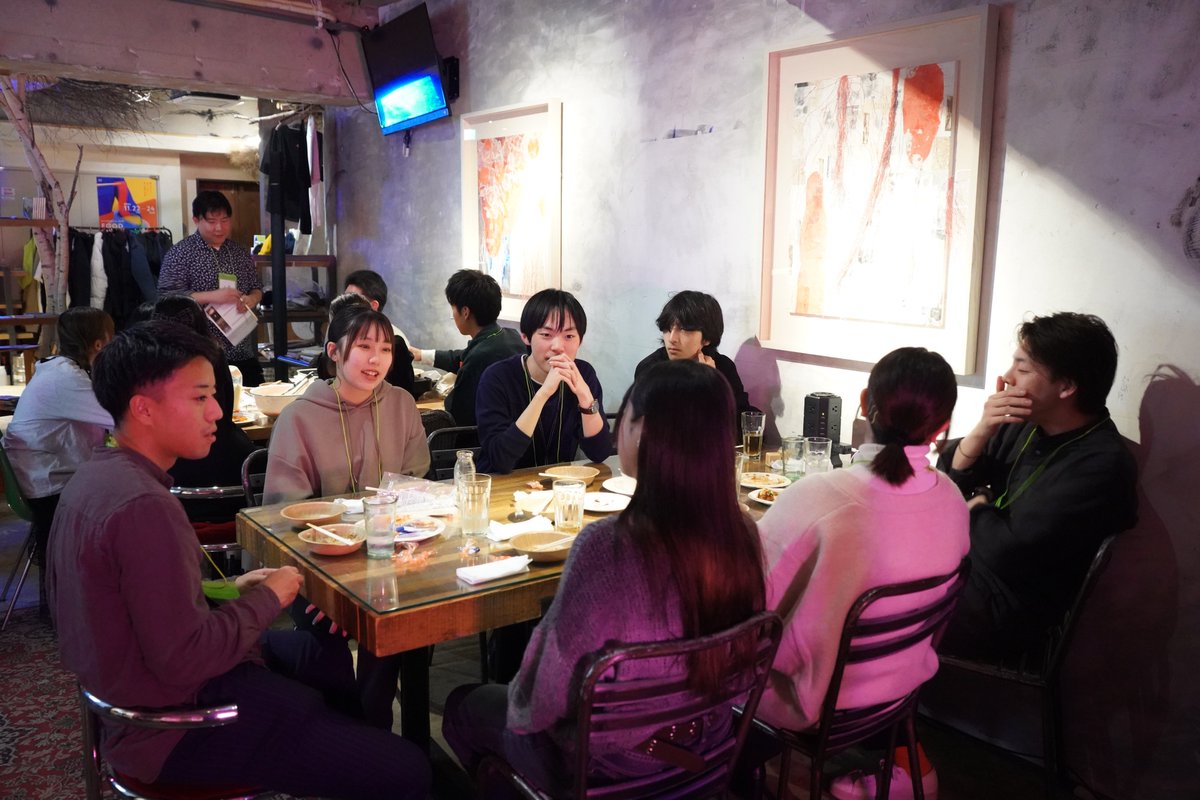 コエルBar -第2夜-を開催🍷

たこ焼きを囲み、お互いの自己紹介からはじまった夜。今回の問いは「あなたにとって『教育的』だったシーンは？」。各々のこれまでを振り返りながら「教育」について考える時間を過ごしました。