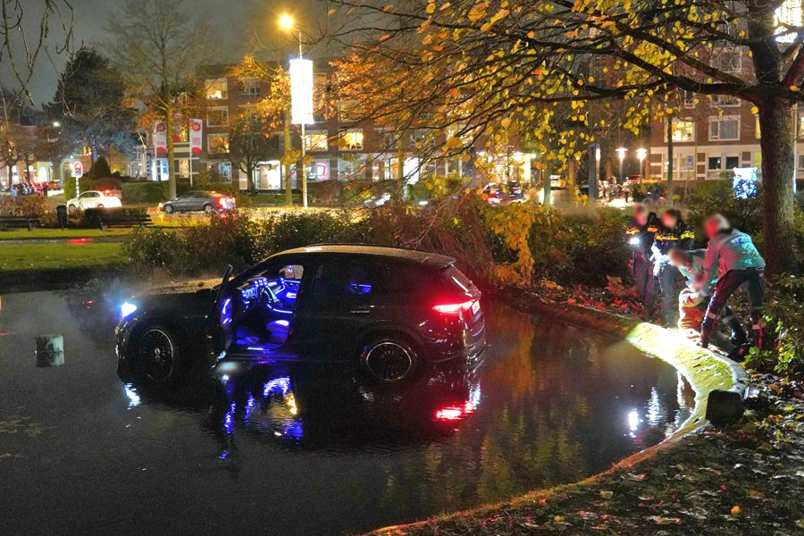 Auto belandt in vijver op Keizer Karelplein