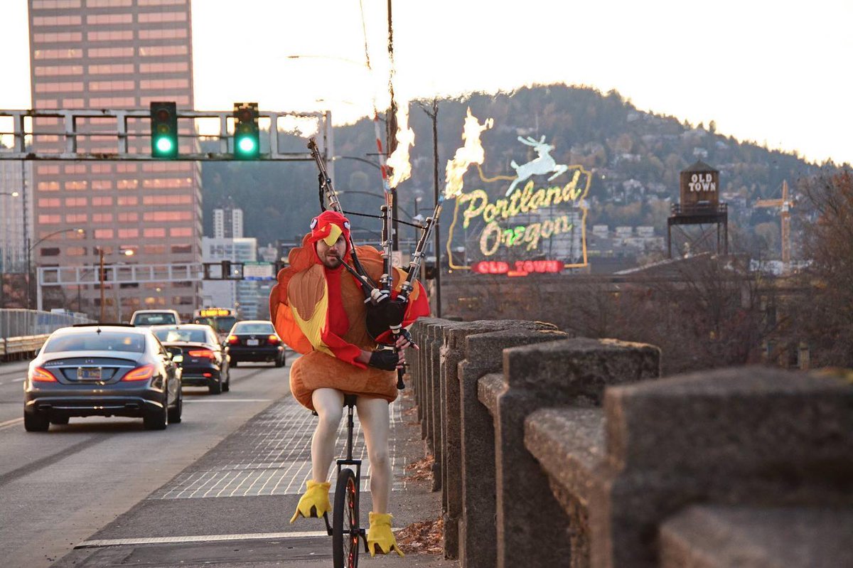 Who's ready for Thanksgiving!? ✋

Thanksgiving Weekend is almost here! Check out our huge list of Thanksgiving weekend events! ---&gt; pdxpipeline.com/6zvm

[<a href="/TheUnipiper/">The Unipiper</a> on Burnside Bridge]