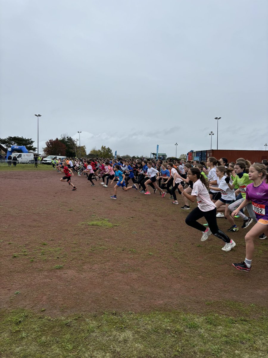 hubertine4's tweet photo. Championnat départemental de cross @unss31 55 élèves, benjamin.e.s minimes et sport partagé, tous unis pour représenter le @Clg_HAuclert . De belles places individuelles et une qualification par équipe pour le championnat d'académie @EpsToulouse @G24Toulouse @HauteGaronne @unss https://t.co/gxcVn3zuIA