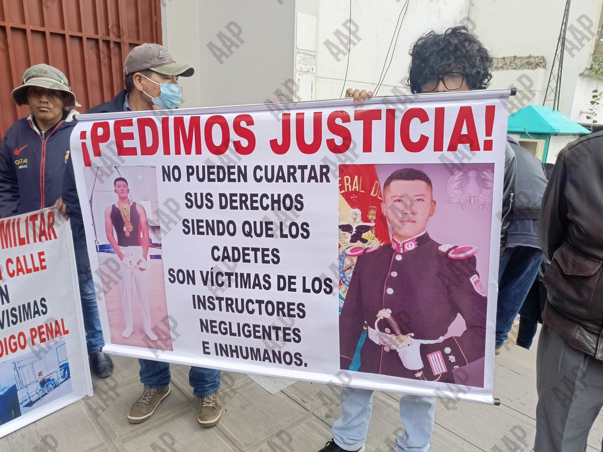 aropealejandra's tweet photo. #deÚltimo| Sentencian a 7 años de cárcel a dos de los tres instructores del Colegio militar por el caso "salto de la muerte".

Las familias de las víctimas apelarán la decisión de la justicia, exigen la pena máxima y que el instructor absuelto sea también sentenciado. https://t.co/GuLjEEEiGR