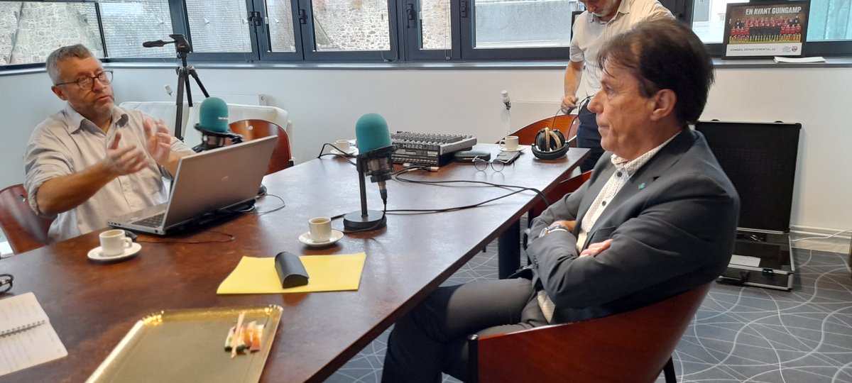 J'aime bien lorsque la radio sort de ses studios, et que les micros sont hors les murs. Ce matin, Bretagne 5 avait élu domicile dans le bureau du Président du Conseil Départemental des Côtes d'Armor pour l'interview politique de la matinale 🎙️🎧📻