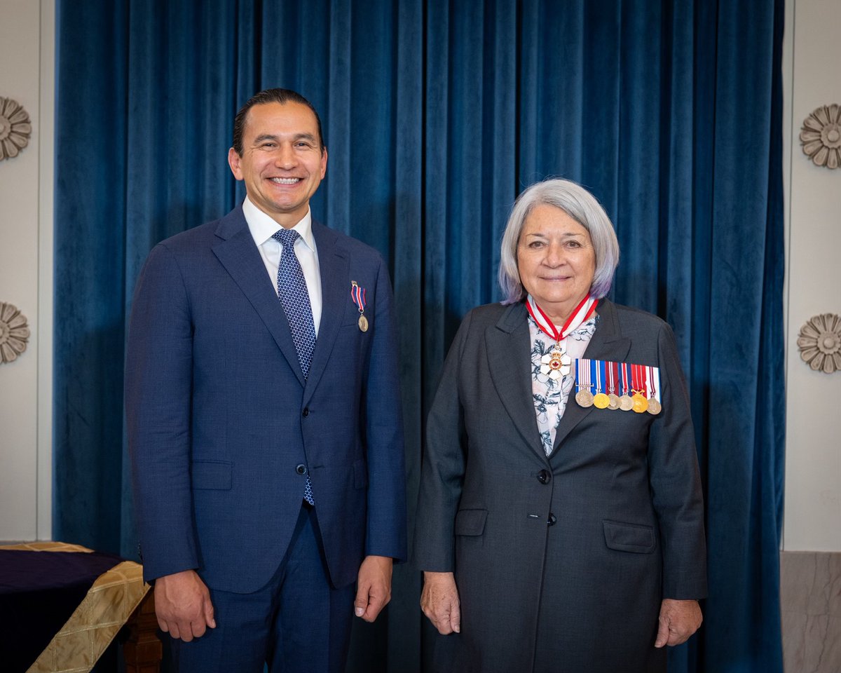 #GGSimon was honoured to present the King Charles III #CoronationMedal to the Honourable Wab Kinew, Premier of Manitoba. 

Learn more about the Coronation Medal: gg.ca/en/honours/can…