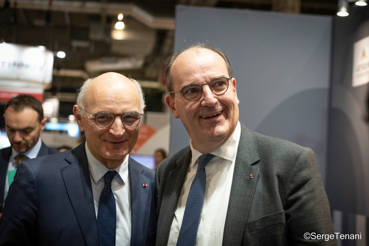 Le PDG de la RATP, Jean Castex (R) rencontre le ministre de la justice Didier Migaud (L) sur le stand de la justice #AMF au #CongrèsDesMaires #leicaq
