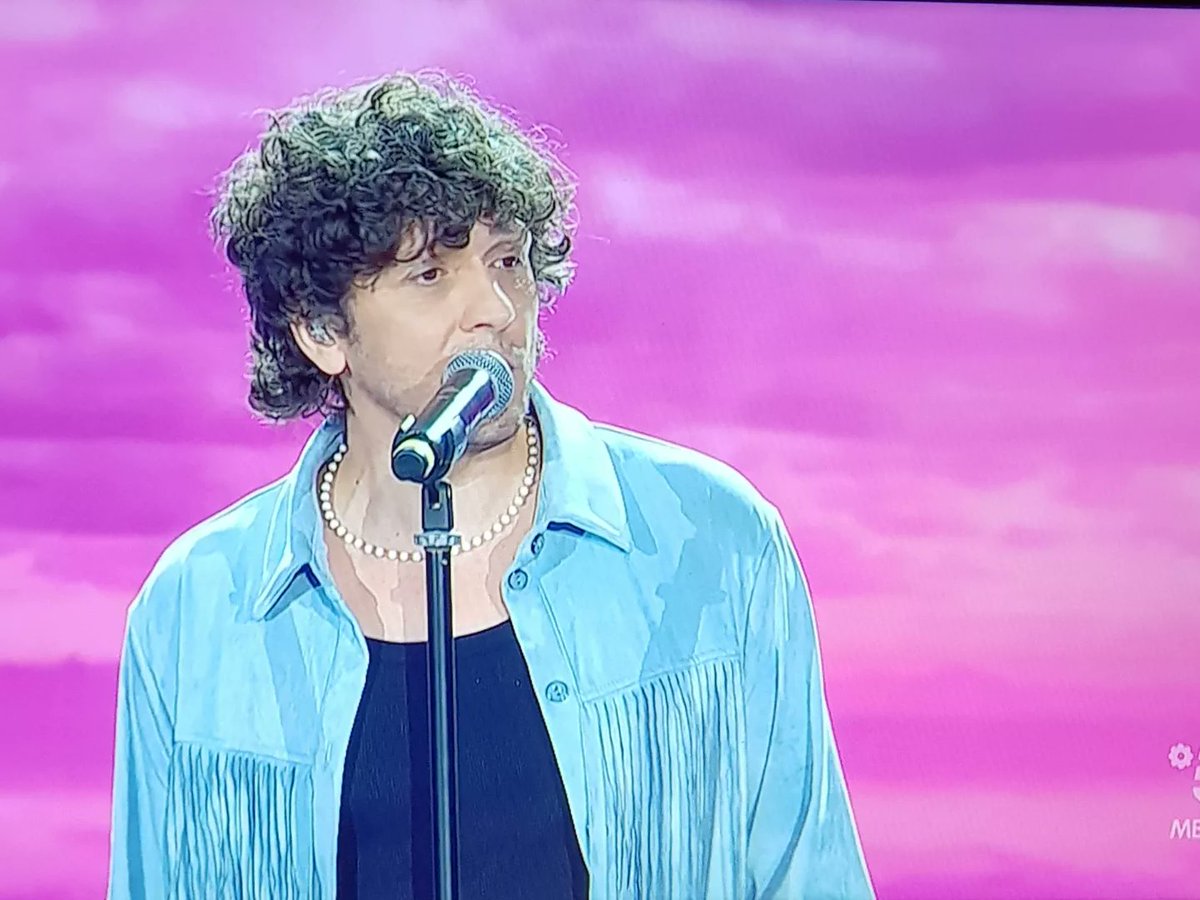 bussolediermal's tweet photo. ...e anche stasera ci hai incantato con la tua voce❤🥰💣💥
#ErmalMeta #thisisme https://t.co/1ChLmJT75X