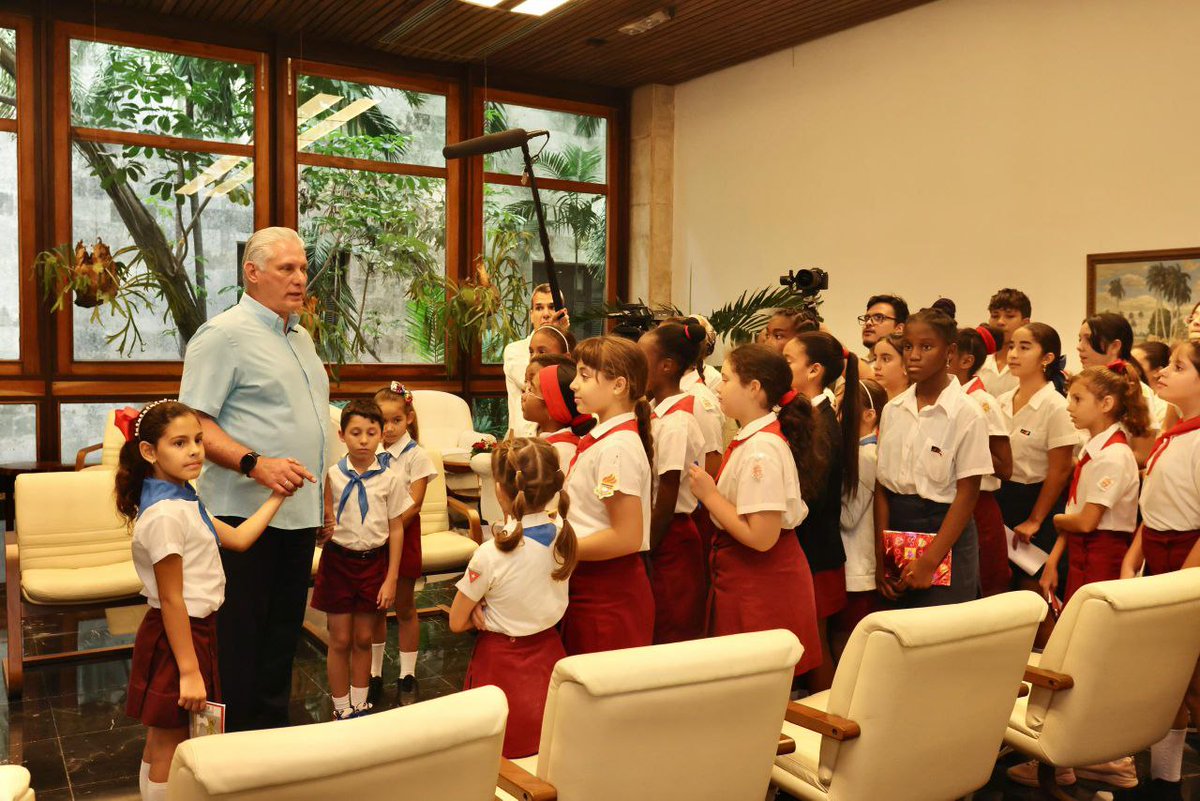 JuventudRebelde's tweet image. El Presidente de #Cuba🇨🇺 posteó en su canal de #Telegram: «Hoy nos visitó el futuro en el Palacio de de la #Revolución 
📌« el #DíaMundialDeLaInfancia, hablamos con niños y adolescentes 🇨🇺sobre sus derechos. 
📌 «Tendremos que hacer encuentros como este más a menudo», expresó