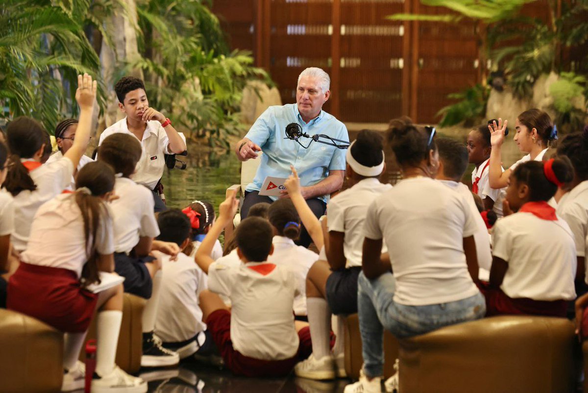 JuventudRebelde's tweet image. El Presidente de #Cuba🇨🇺 posteó en su canal de #Telegram: «Hoy nos visitó el futuro en el Palacio de de la #Revolución 
📌« el #DíaMundialDeLaInfancia, hablamos con niños y adolescentes 🇨🇺sobre sus derechos. 
📌 «Tendremos que hacer encuentros como este más a menudo», expresó