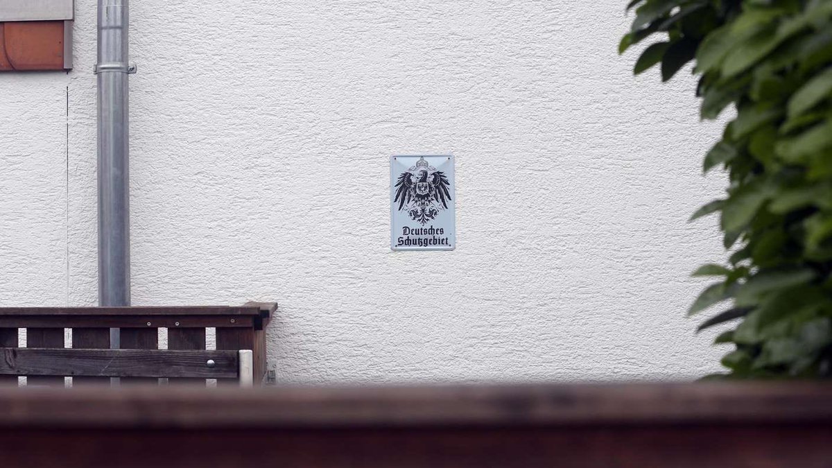 Fexxilon's tweet photo. Habe so ein Schild neulich an einem Gartentor hängen sehen und frage mich, warum man seinen Nationalstolz mit einem Schild ausdrückt, das an die deutschen Kolonien unter Bismarck erinnert? Blutiges Niederschlagen von Aufständen, keine Grundrechte… Wie kann man darauf Stolz sein? https://t.co/bBH7w5jlMr
