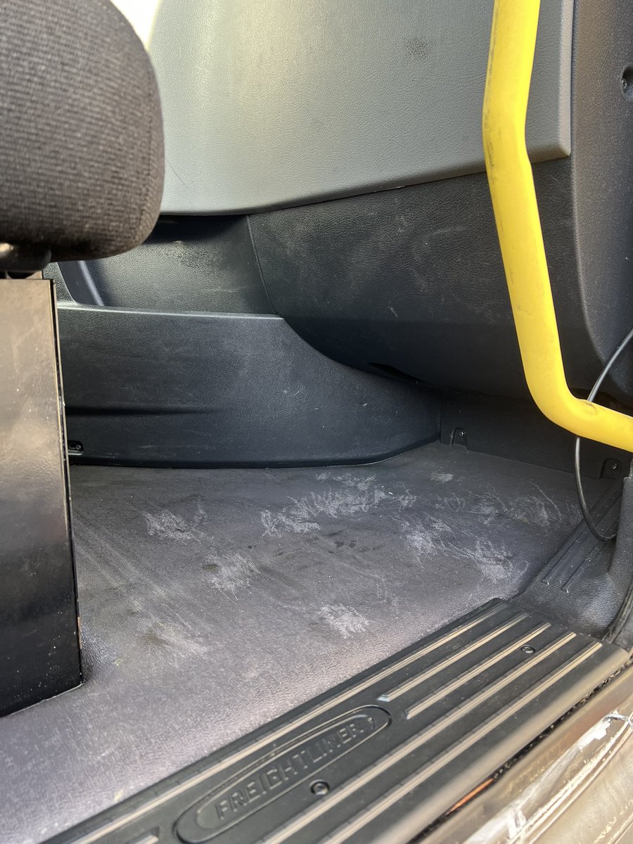 AbsolutelyLlc's tweet image. After our #fulldetail package, this #semitruck looks as good as new! 🚚🚿🛁🧴🪣🧽🧼🪥🧹💪🤩👍💯 #mobiledetailing #semitruckdetailing #commercialdetailing #readyfortheroad #bringingautomotiveperfectiontoyou