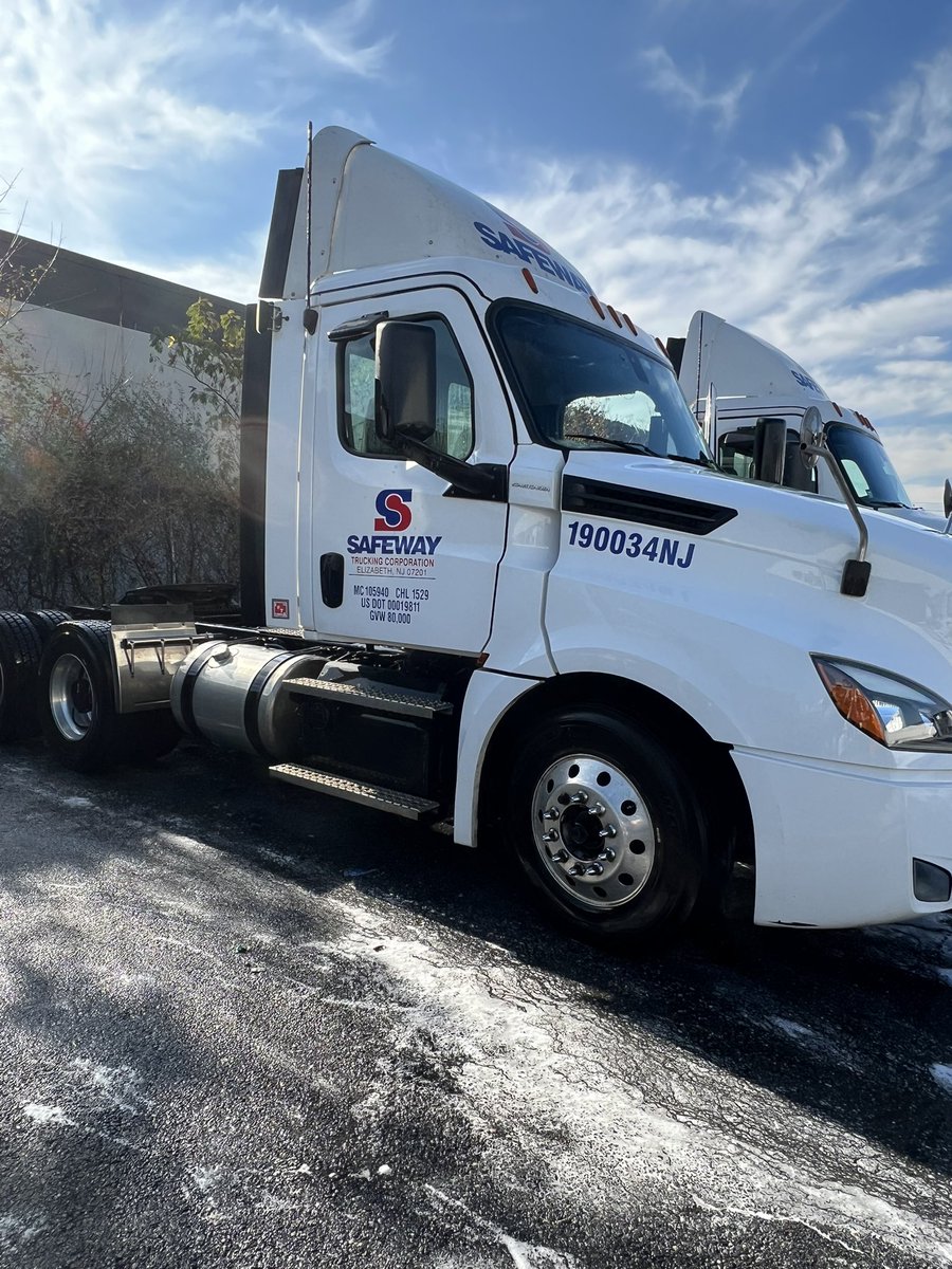 AbsolutelyLlc's tweet image. After our #fulldetail package, this #semitruck looks as good as new! 🚚🚿🛁🧴🪣🧽🧼🪥🧹💪🤩👍💯 #mobiledetailing #semitruckdetailing #commercialdetailing #readyfortheroad #bringingautomotiveperfectiontoyou