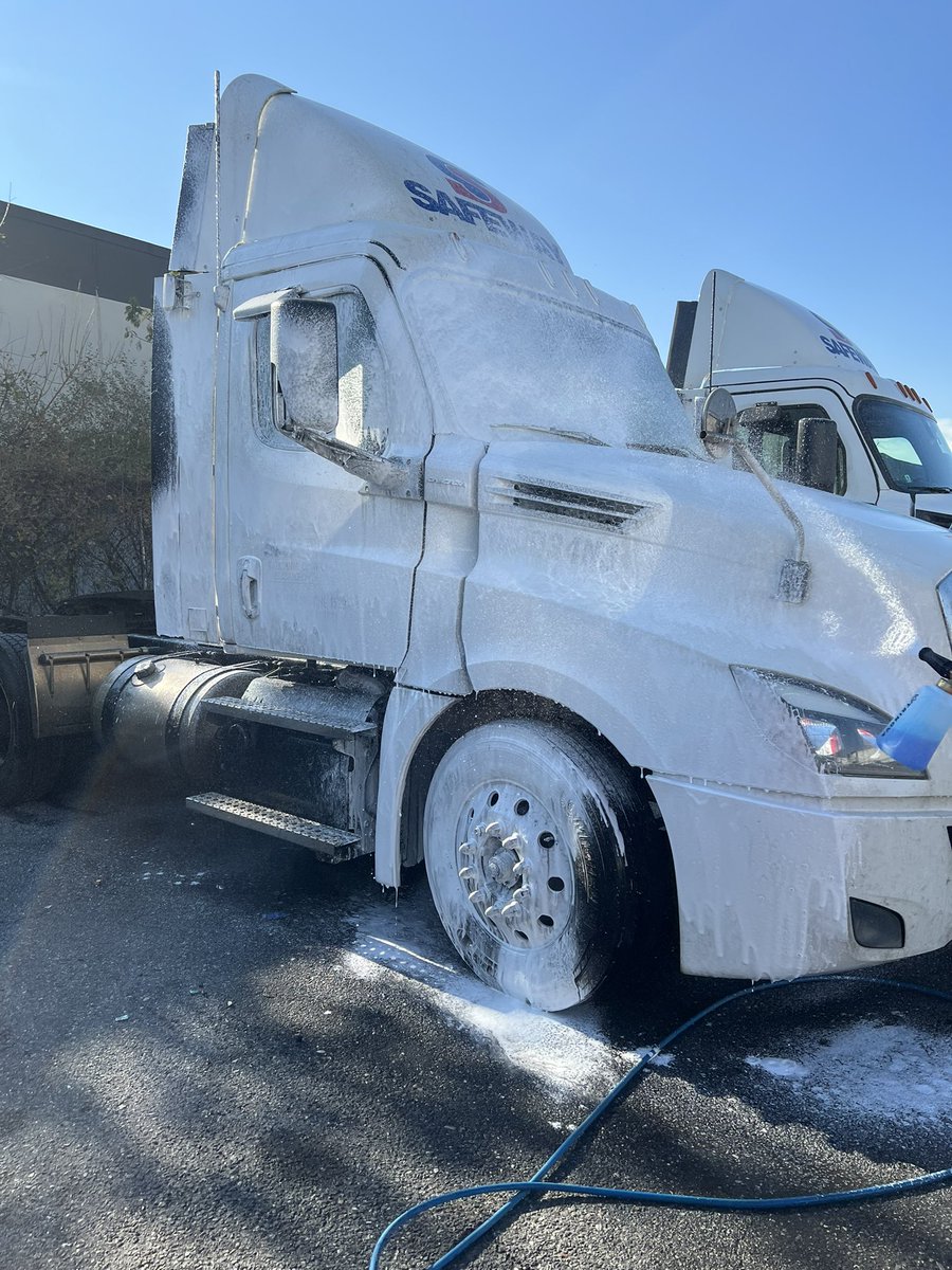 AbsolutelyLlc's tweet image. After our #fulldetail package, this #semitruck looks as good as new! 🚚🚿🛁🧴🪣🧽🧼🪥🧹💪🤩👍💯 #mobiledetailing #semitruckdetailing #commercialdetailing #readyfortheroad #bringingautomotiveperfectiontoyou